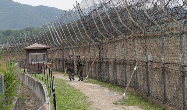 Juhokórejskí vojaci hliadkujú v DMZ na archívnej fotografii. Vojaci zo Severnej Kórey boli údajne zranení po výbuchu nášľapných mín neďaleko hraníc.