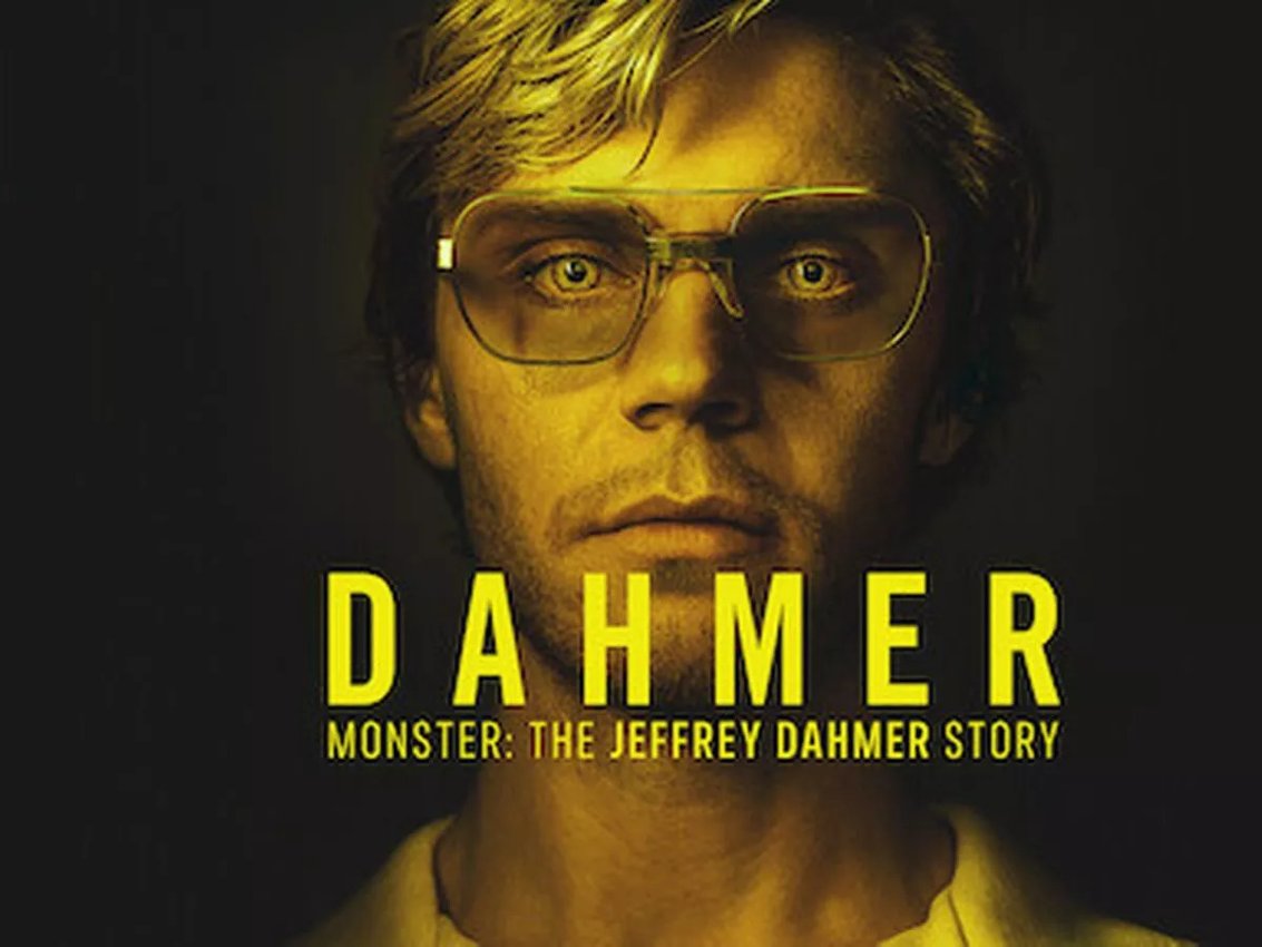 DAHMER-Monster: The Jeffrey Dahmer Story debutoval v septembri 2022 a strávil sedem týždňov v rebríčku Global Top 10 Netflixu. Miniséria o sériovom vrahovi, ktorý pripravil o život 17 mužov, je nominovaná na 13 cien Emmy. (Netflix)