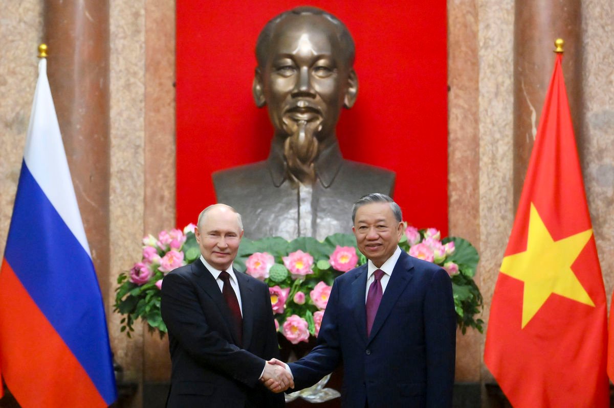 Ruský prezident Vladimir Putin a vietnamský prezident To Lam v Hanoji na Putinovej návšteve Vietnamu 20. júna 2024.