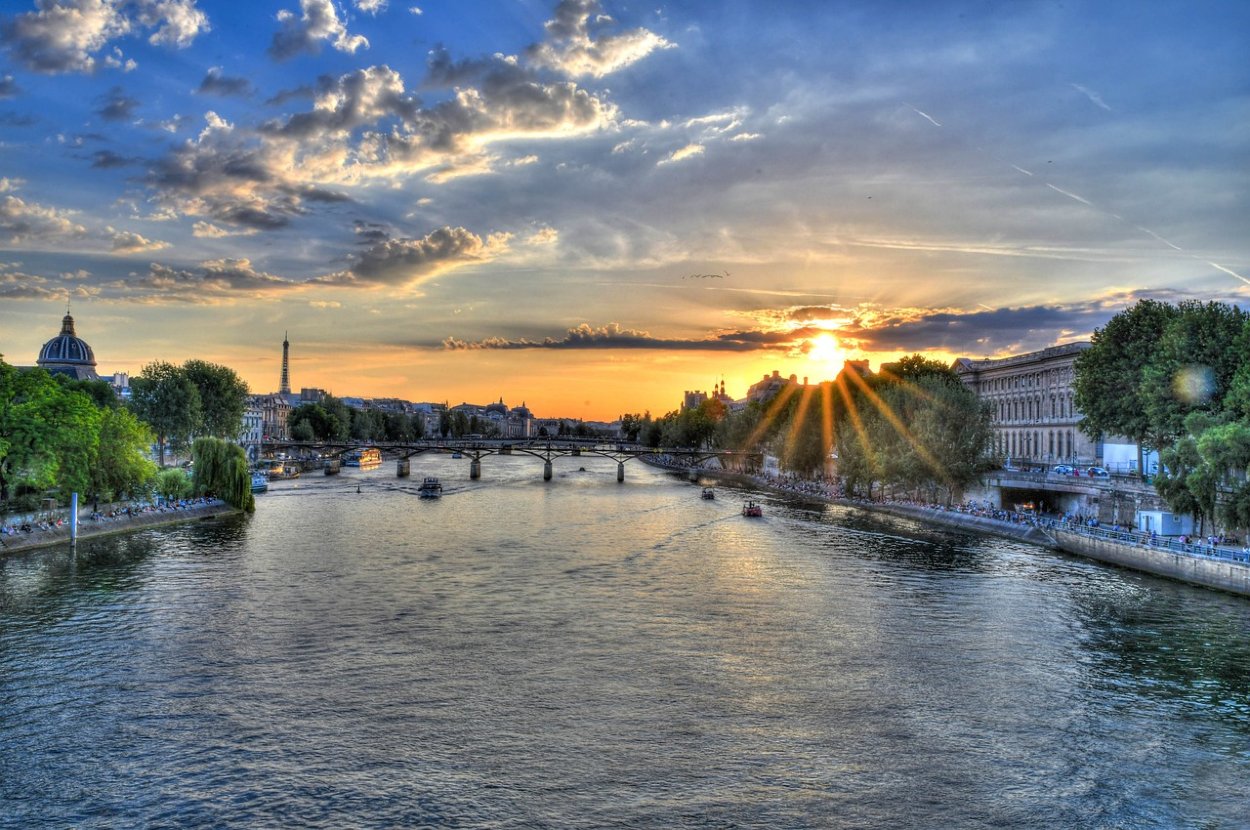 Ilustračné foto - rieka Seina pretekajúca cez Paríž.