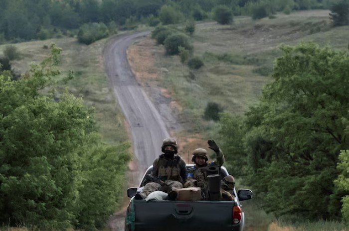 Ukrajinskí vojaci jazdia na pickupe v blízkosti frontovej línie, uprostred ruského útoku na Ukrajinu, neďaleko mesta Vovčansk v Charkovskej oblasti, 12. júna 2024.