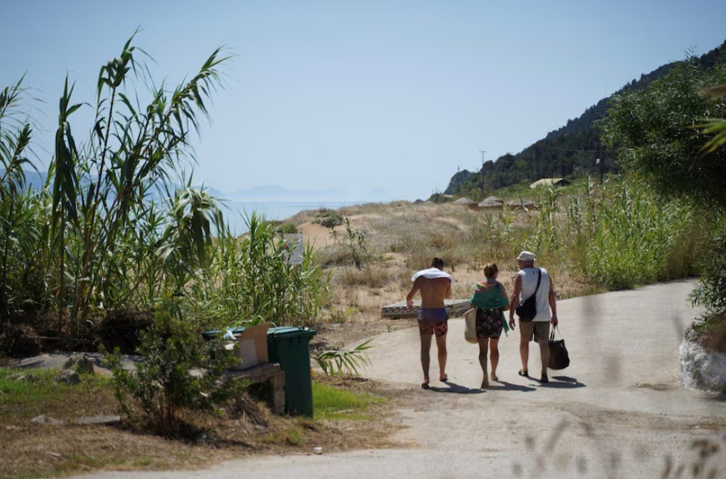 Ilustračné foto - turisti navštevujú pláž na ostrove Mathraki, Grécko, 18. júna 2024.