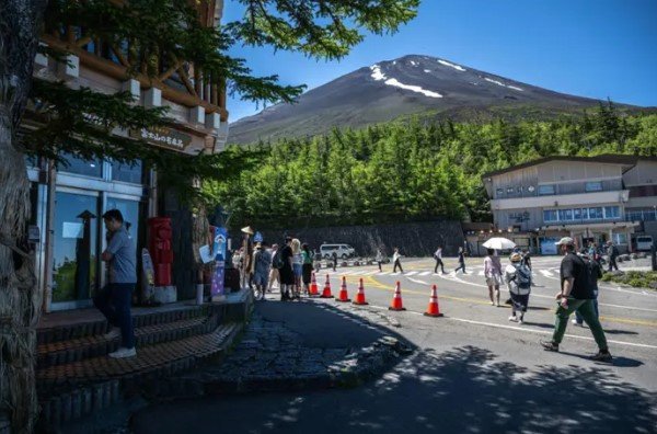 Turisti stúpajú na horu Fuji, pred jej znovuotvorením na sezónu v Narusawe, prefektúra Yamanashi, 19. júna 2024.