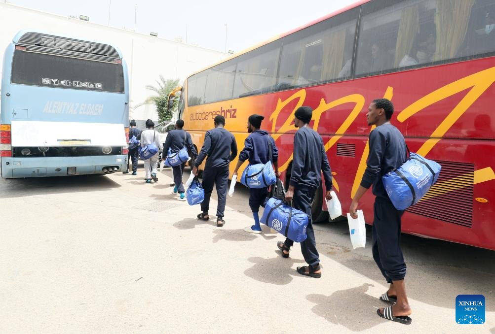 Migranti sa 25. júna 2024 postavili do autobusu pred Deportačným úradom líbyjského oddelenia pre kontrolu nelegálneho prisťahovalectva v Tripolise v Líbyi.