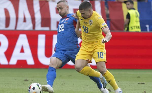 Na snímke zľava Stanislav Lobotka (Slovensko) a Razvan Marin (Rumunsko) v súboji o loptu.