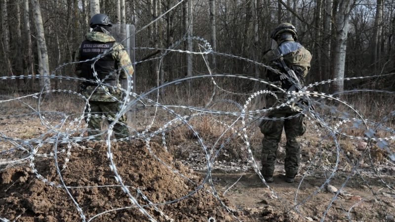 Ilustračné foto - príslušníci poľskej pohraničnej stráže strážia stavenisko hraničného plota na hraniciach s Bieloruskom pri meste Tolcze vo východnom Poľsku, 16.2.2022.