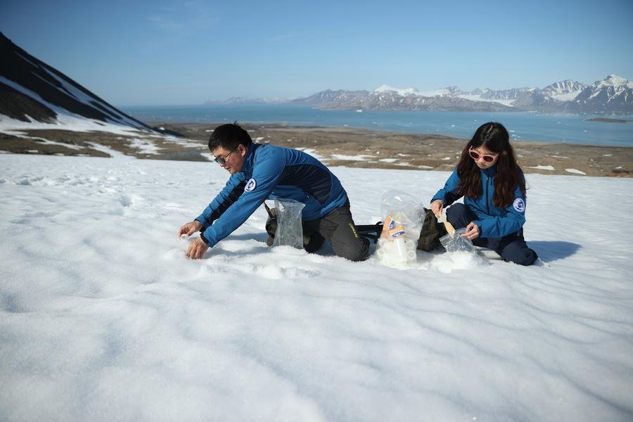 Členovia tímu čínskej arktickej expedície zbierajú vzorky na ľadovci Austre Lovenbreen na Svalbarde v Nórsku, 22. júna 2024.
