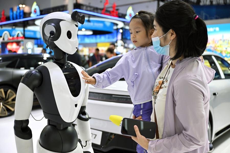 Dievča interaguje s robotom s umelou inteligenciou (AI) na štvrtom China International Consumer Products Expo (CICPE) v Haikou, hlavnom meste juhočínskej provincie Hainan, 15. apríla 2024. 