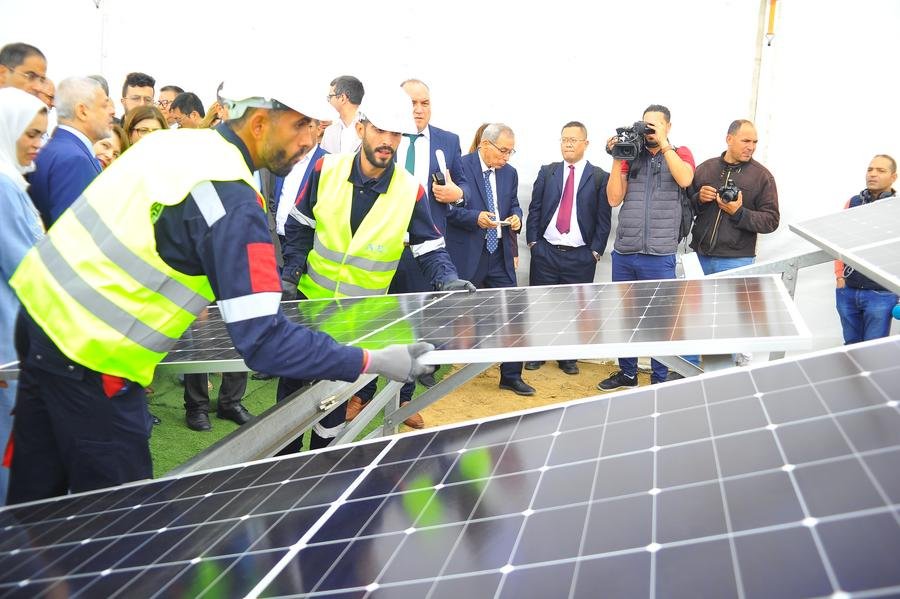 Pracovníci demonštrujú inštaláciu solárnych fotovoltaických panelov v centrálnej tuniskej provincii Kairouan, 8. mája 2024.