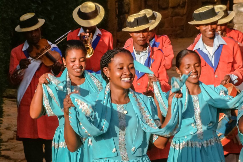 Skupina Hira Gasy v Antananarivo na Madagaskare.
