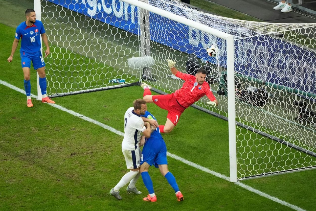 Harry Kane strieľa gól v zápase Slovensko - Anglicko v osemfinále EURO 2024. 