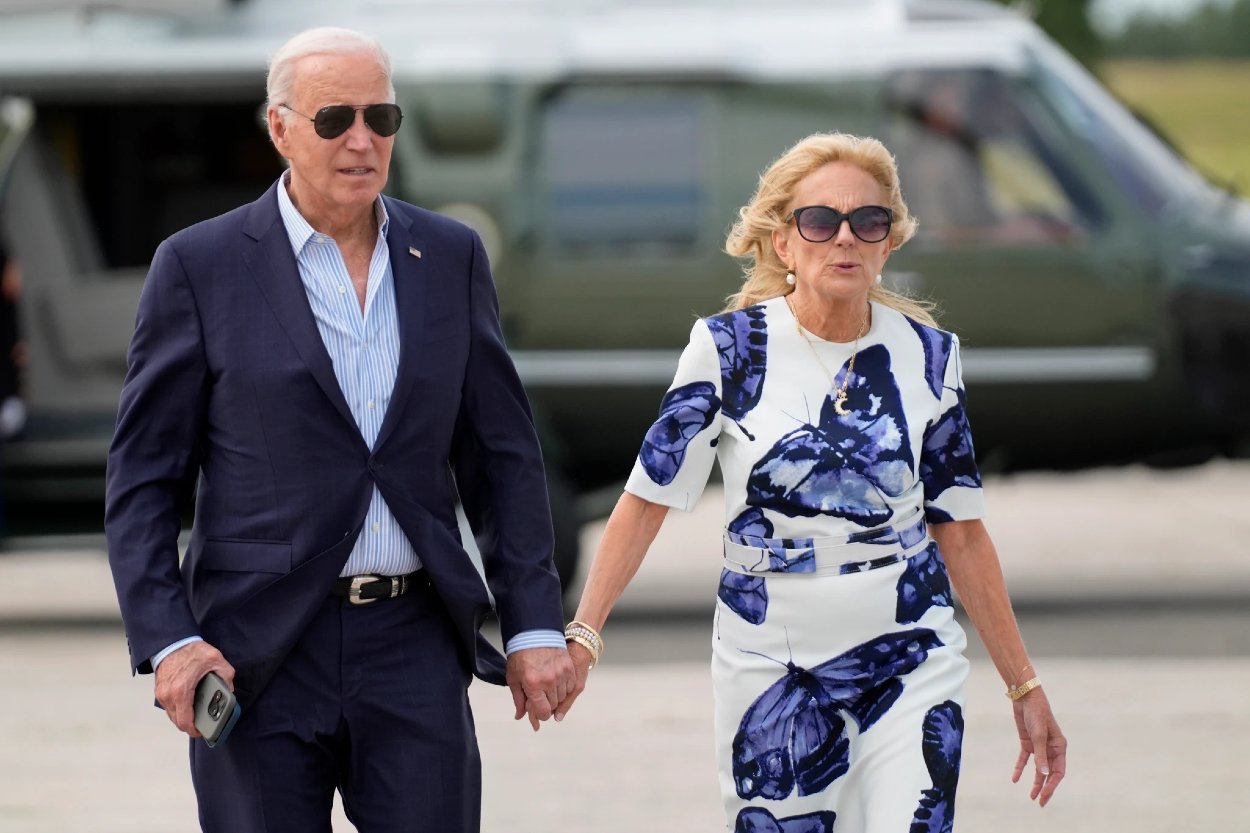 Prezident Joe Biden (vľavo) a prvá dáma Jill Biden priletia na Marine One na letisko East Hampton, 29. júna 2024, v East Hampton, NY.