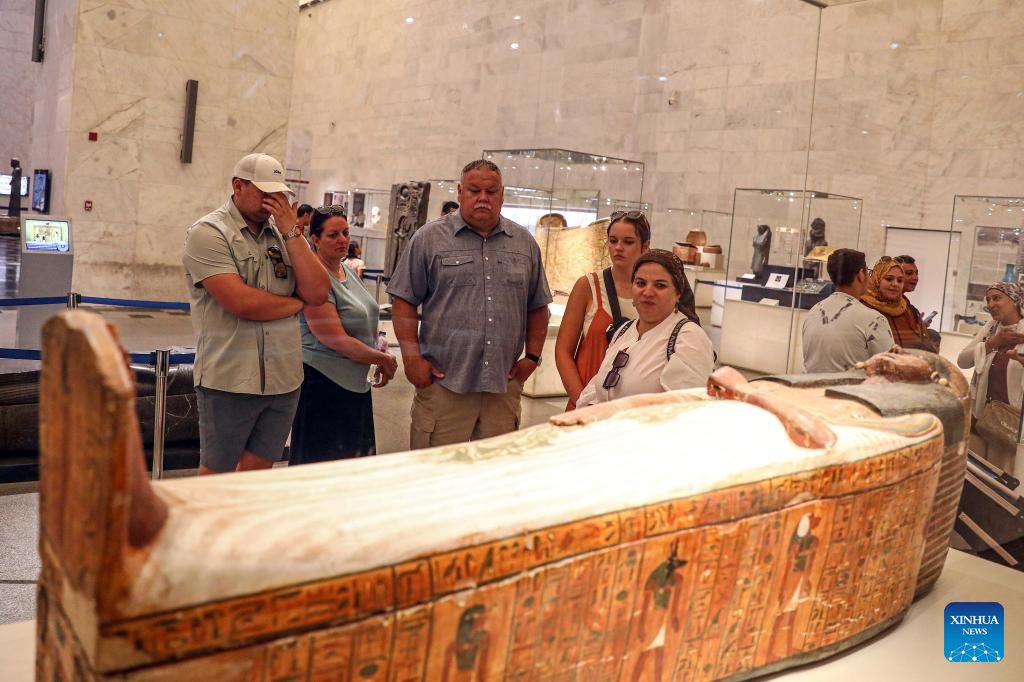 Turisti navštevujú Národné múzeum egyptskej civilizácie v Káhire v Egypte 2. júla 2024. Egypt v pondelok oznámil, že jeho príjmy z cestovného ruchu dosiahli v prvej polovici roku 2024 6,6 miliardy amerických dolárov.