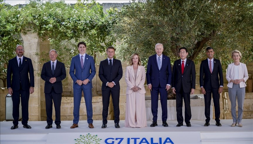 Predseda Európskej rady Charles Michell (vľavo), nemecký kancelár Olaf Scholz (2. L), kanadský premiér Justin Trudeau (3. L), francúzsky prezident Emmanuel Macron (4. L), talianska premiérka Giorgia Meloni (V), americký prezident Joe Biden (4. R), japonský premiér Fumio Kishida (3. R), britský premiér Rishi Sunak (2. R) a predsedníčka Európskej komisie Ursula Von Der Leyen (R) na spoločnej fotografii na 50. samite G7 v Brindisi, Apúlia , región Talianska dňa 13. júna 2024.