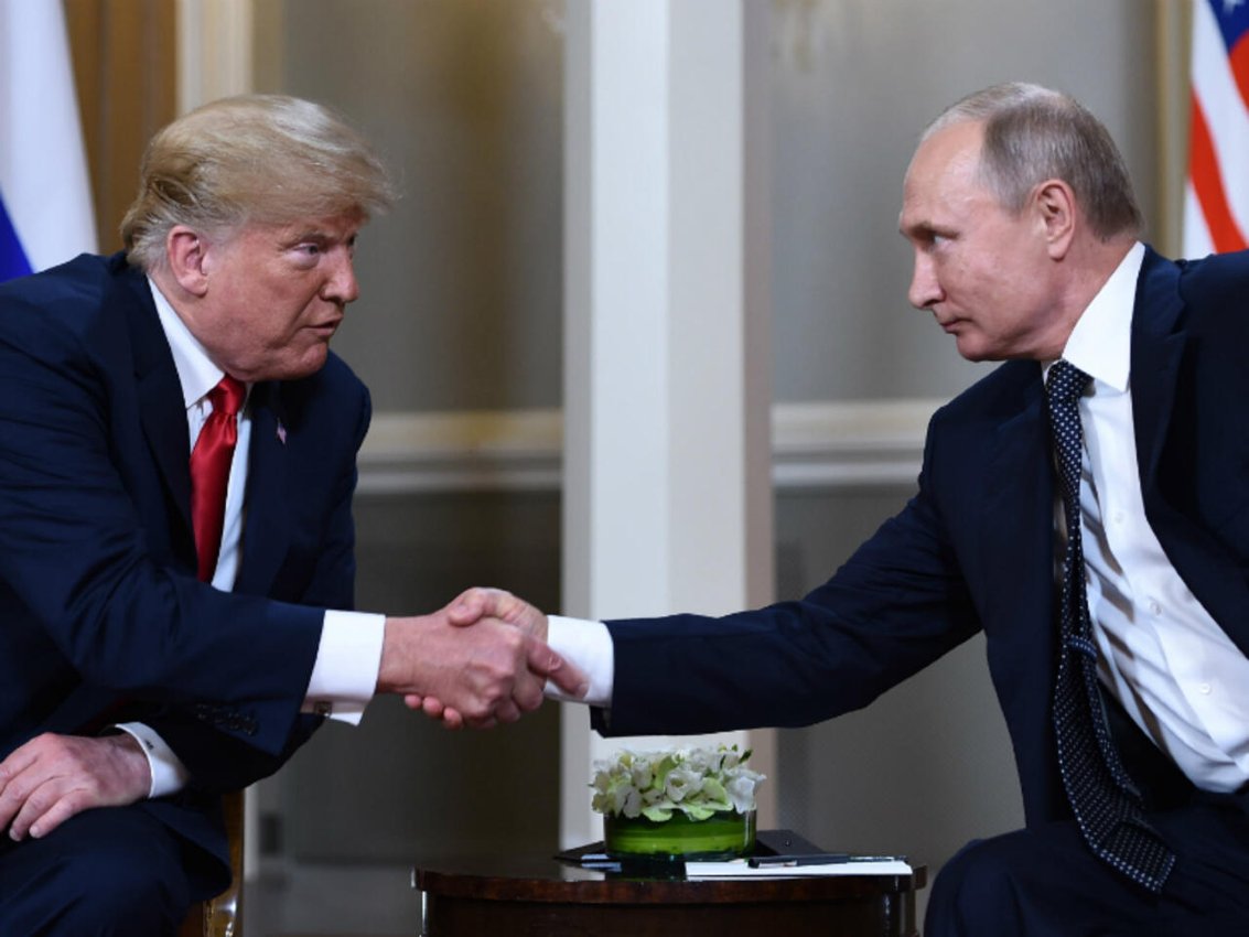 Archívna foto - Donald Trump ako vtedajší americký prezident a ruský prezident Vladimir Putin na stretnutí vo fínskych Helsinkách 16. júla 2018.