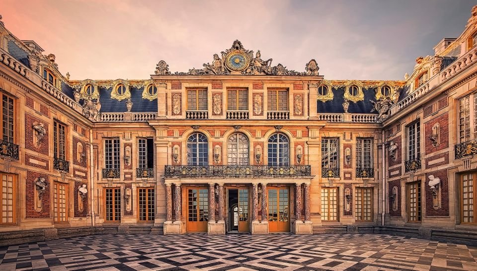 Château de Versailles je najznámejší zámok vo Francúzsku. Versailles, postavené v 17. storočí ako symbol vojenskej sily Francúzska a ako prejav francúzskej nadvlády v Európe.