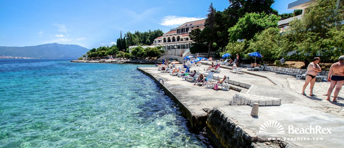 Pláž Banje, najbližšia k centru starého mesta, sa nachádza v oblasti Borak v blízkosti Marko Polo, Liburna a Park Hotel.