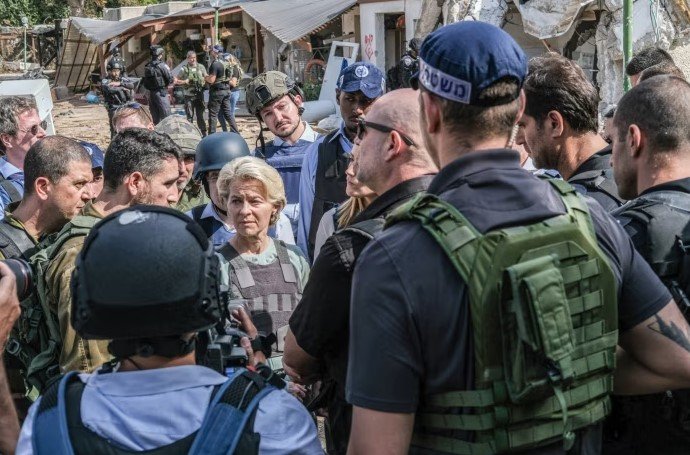 Predsedníčka Európskej komisie Ursula von der Leyen, centrum, počas minulotýždňovej návštevy kibucu Kfar Aza neďaleko hranice pásma Gazy.