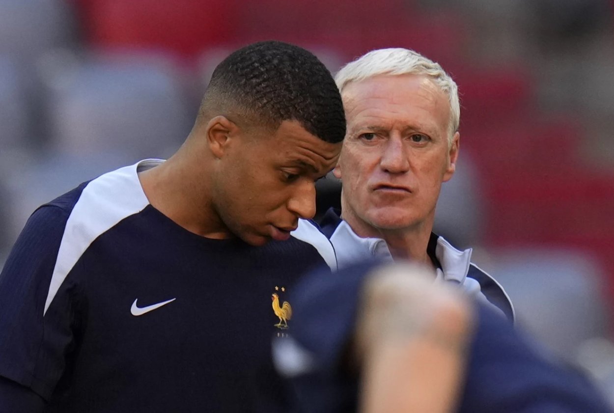 Kylian Mbappe pri rozhovore s trénerom Didierom Deschampsom počas tréningu v nemeckom Mníchove, 8. júla 2024.