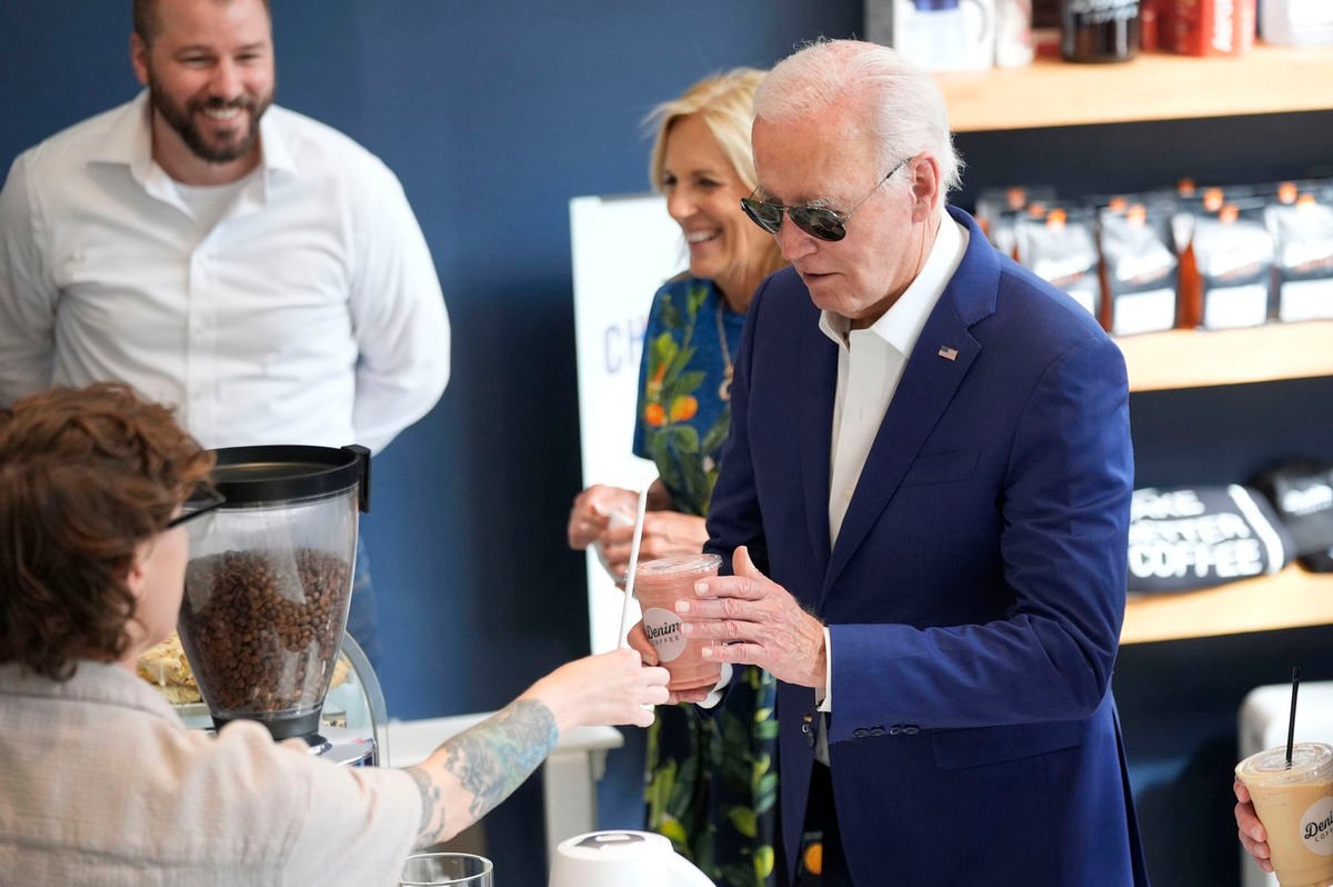 Prezident USA Joe Biden a prvá dáma Jill Bidenová navštívili Denim Coffee po predvolebnej akcii v Harrisburgu v Pensylvánii v nedeľu 7. júla 2024.