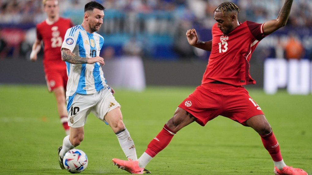 Argentínčan Lionel Messi, vľavo, súperí o loptu s Kanaďanom Derekom Corneliusom počas semifinálového futbalového zápasu Copa America v East Rutherford, N.J., 9. júla 2024.