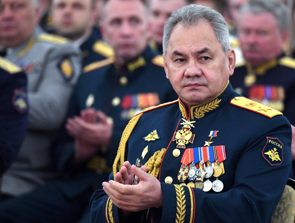Ruský minister obrany Sergej Šojgu sa 21. júna 2022 zúčastňuje na stretnutí prezidenta Vladimira Putina s absolventmi vojenských akadémií v predvečer 81. výročia nacistickej invázie do Sovietskeho zväzu v druhej svetovej vojne v Moskve v Rusku.