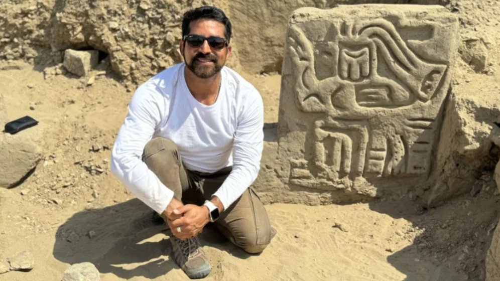 Vedec Field Museum Luis Muro Ynoñán s vyrezávaním mytologického vtáčieho tvora v La Otra Banda, Cerro Las Animas.