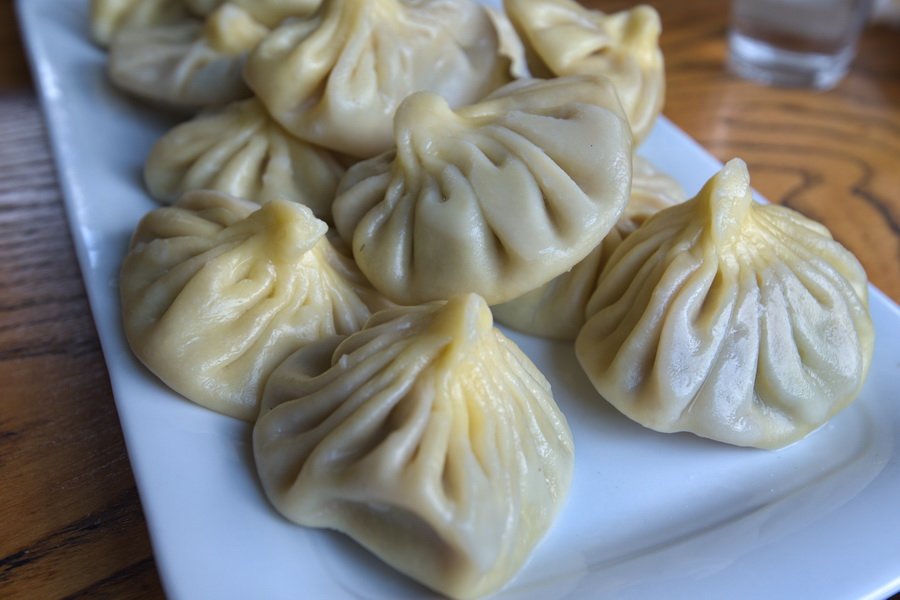  Vyrába sa zo zakrútených kúskov cesta, plnený mäsom, rybami alebo zeleninou a korením.