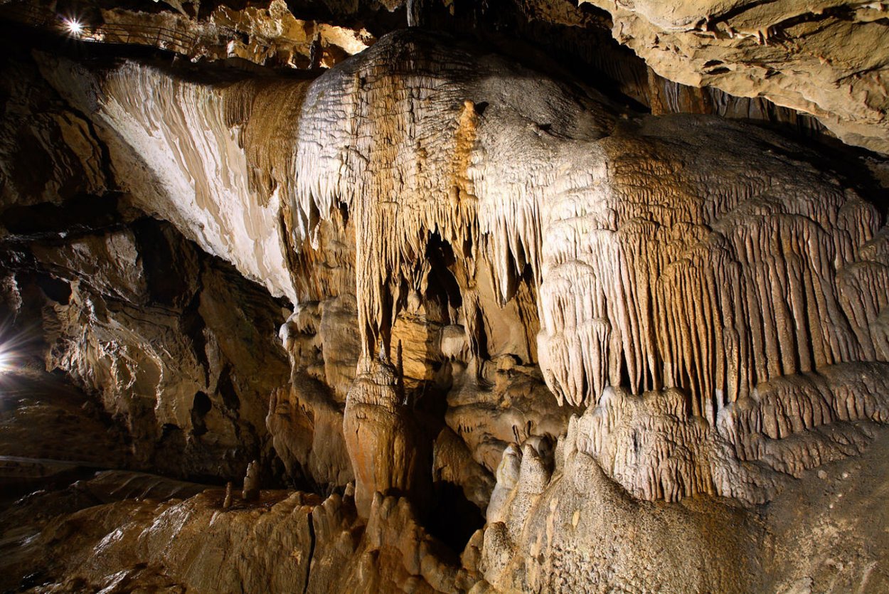 Môžete obdivovať pagodovité stalagmity a  sintrové vodopády s dĺžkou presahujúcou 50 metrov.