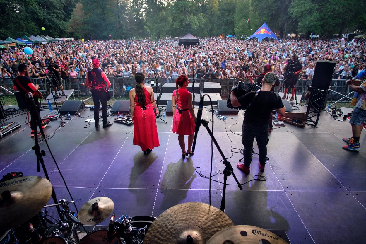 Na festivale pravidelne vystupujú najväčšie mená slovenskej aj českej hudobnej scény