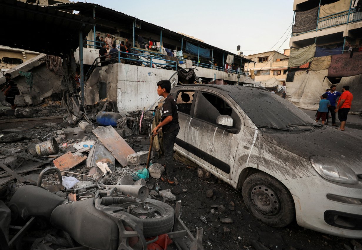 Po izraelskom útoku uprostred konfliktu medzi Izraelom a Hamasom v meste Gaza 18. júla 2024 vidno poškodené vozidlo v škole pod správou OSN, ktorá ukrýva vysídlených ľudí.