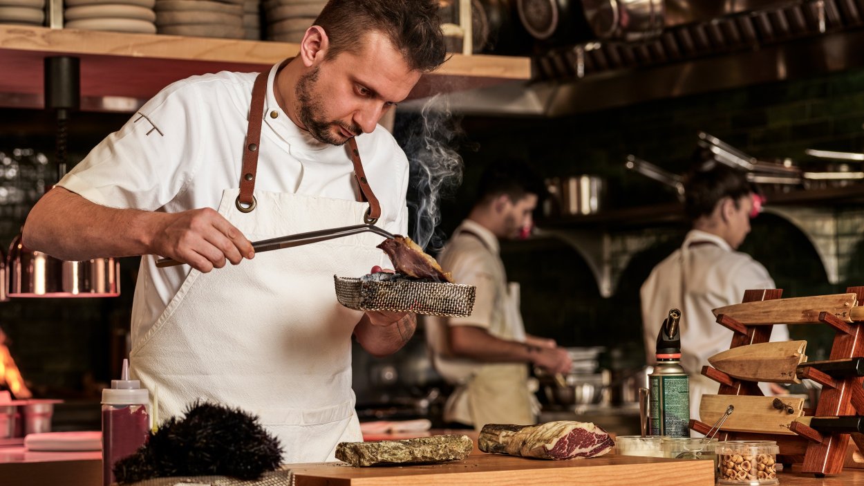 Kuchári sa idú pre najvyššie ohodnotenie michelin pretrhnúť. Okrem jedla musia ponúknuť aj atmosféru a prestíž.