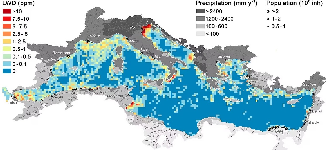 Plastové odpadky vytvárajú nie hladine zhluky, ktoré sú postupne zanášané k pobrežiu.