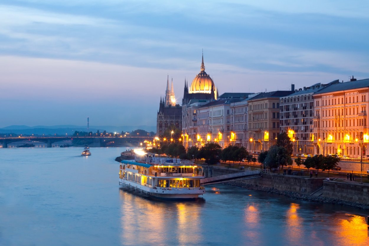 Pozrite si krásy Budapešte z lodičky, ktorá vás prevedie celú hodinovú plavbu.