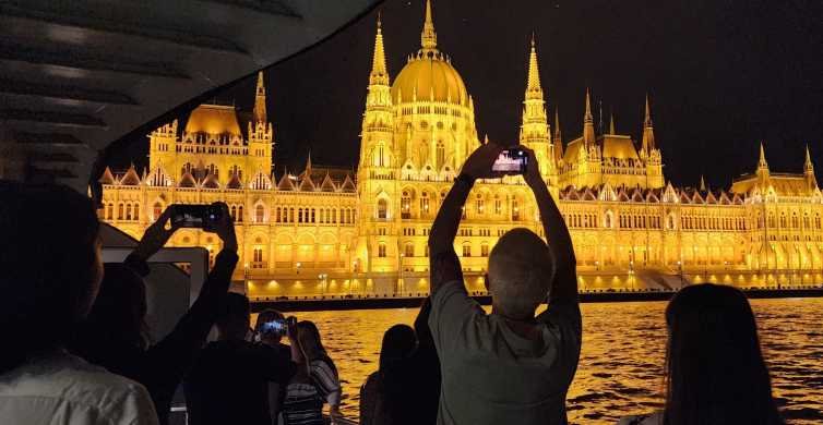 Budova, ktorá tvorí panorámu Budapešti a je bezpochyby najimpozantnejšou budovou na pešťskom brehu Dunaja, to je budapeštiansky parlament (Országház). 