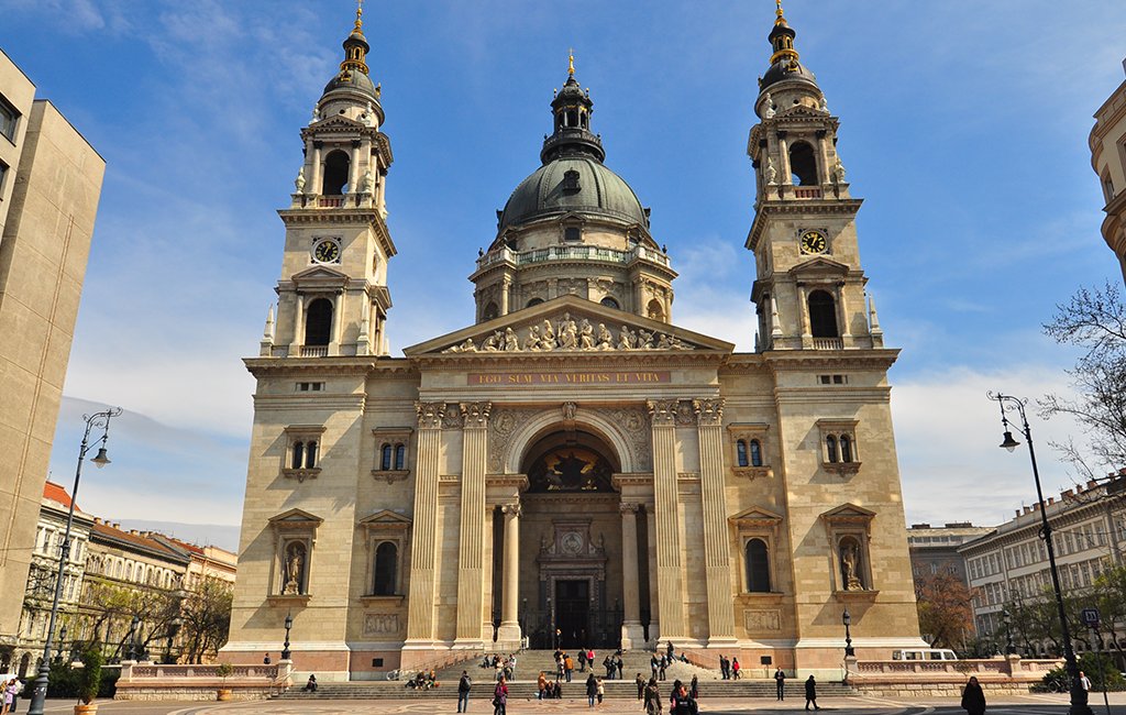 Tento veľký farský kostol, postavený v rokoch 1851 až 1905, pojme 8 500 ľudí a má nádhernú 300-metrovú neorenesančnú kupolu. 