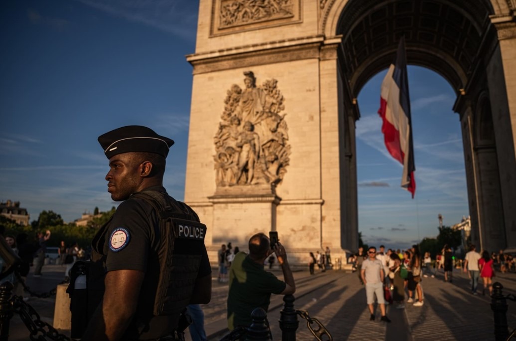 Francúzsko zmobilizovalo desiatky tisíc policajtov kvôli bezpečnosti na olympijských hrách v Paríži.