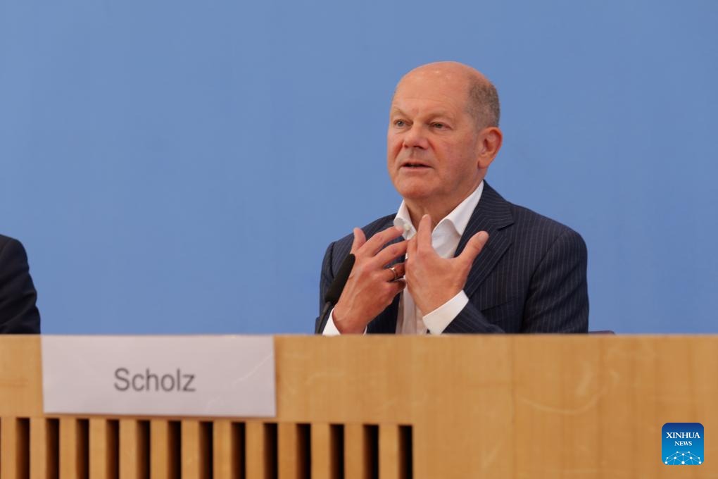 Nemecký kancelár Olaf Scholz hovorí na tlačovej konferencii v nemeckom Berlíne 24. júla 2024. Scholz v stredu vyjadril ochotu uchádzať sa o druhé funkčné obdobie v národných voľbách v roku 2025. Čaká sa však na jeho oficiálnu nomináciu Sociálnodemokratickou stranou (SPD).