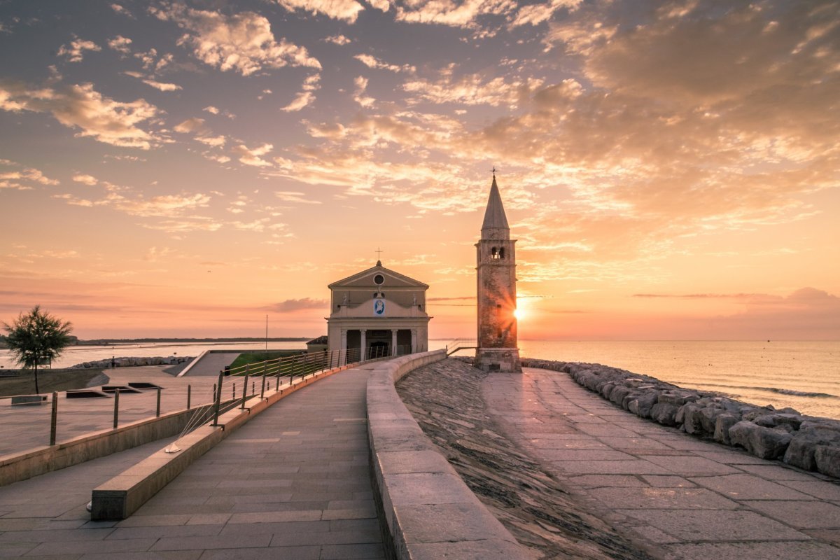 Caorle má čo ponúknuť aj z historického hľadiska: priamo v centre, len čo by kameňom dohodil od mora, stojí starobylá katedrála Santo Stefano.