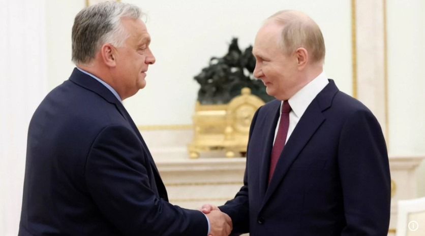 Ruský prezident Vladimir Putin (vpravo) a maďarský premiér Viktor Orbán si podávajú ruky počas stretnutia v Moskve v piatok 5. júla 2024.