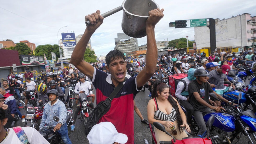 Ľudia protestovali proti oficiálnym výsledkom volieb, ktoré vyhlásili prezidenta Nicolása Madura za víťaza prezidentských volieb deň po hlasovaní v Caracase vo Venezuele 29. júla 2024.