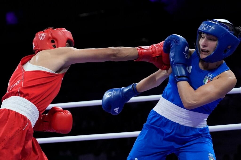 Imane Khelif v osemfinálovom zápase na olympiáde boxuje s Angelou Cariniovou.