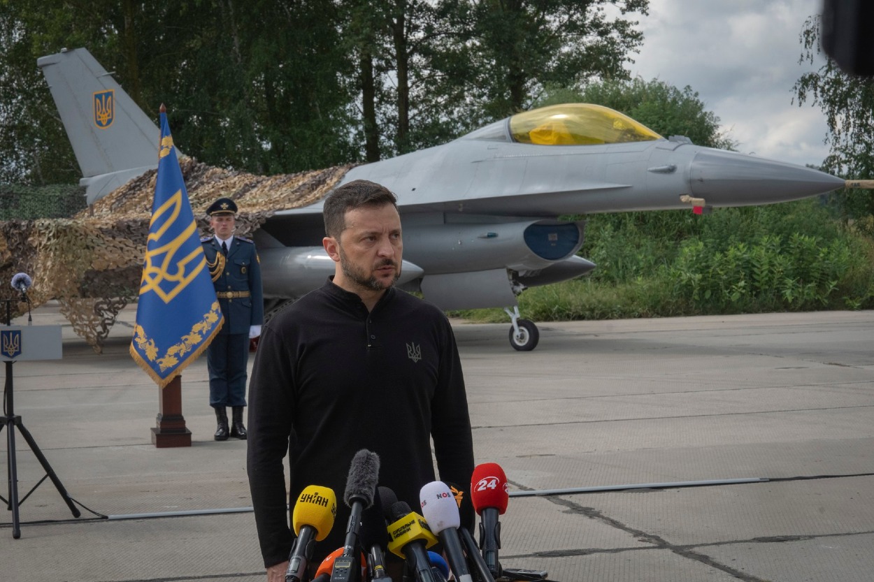 Ukrajinský prezident Volodymyr Zelenskyj odpovedá na otázky médií na pozadí stíhačiek F-16 ukrajinského letectva na neznámom mieste na Ukrajine v nedeľu 4. augusta 2024.