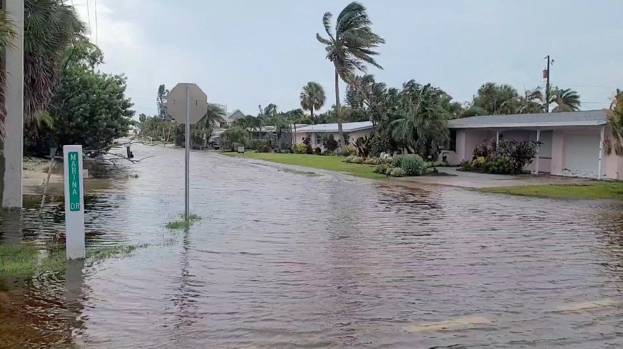 Tropická búrka Debby v pondelok zasiahla sever Floridy a zabila niekoľko ľudí, keď sa hurikán hnal smerom ku Georgii a Karolíne, čo ohrozovalo týždeň prudkými lejakmi a záplavami v celom regióne.