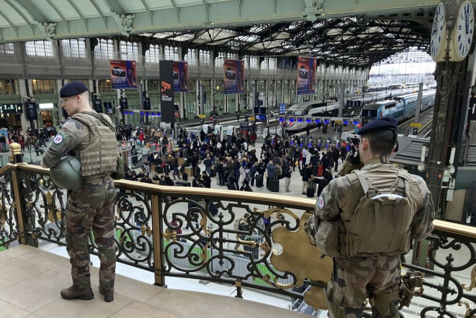 Vojaci hliadkujú po útoku nožom na železničnej stanici Gare de Lyon v Paráži v sobotu 3. februára 2024.