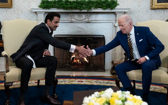 Americký prezident Joe Biden (vpravo) si podáva ruku s katarským emirom šejkom Tamim bin Hamad Al Thani v Oválnej pracovni Bieleho domu 31. januára 2022 vo Washingtone.