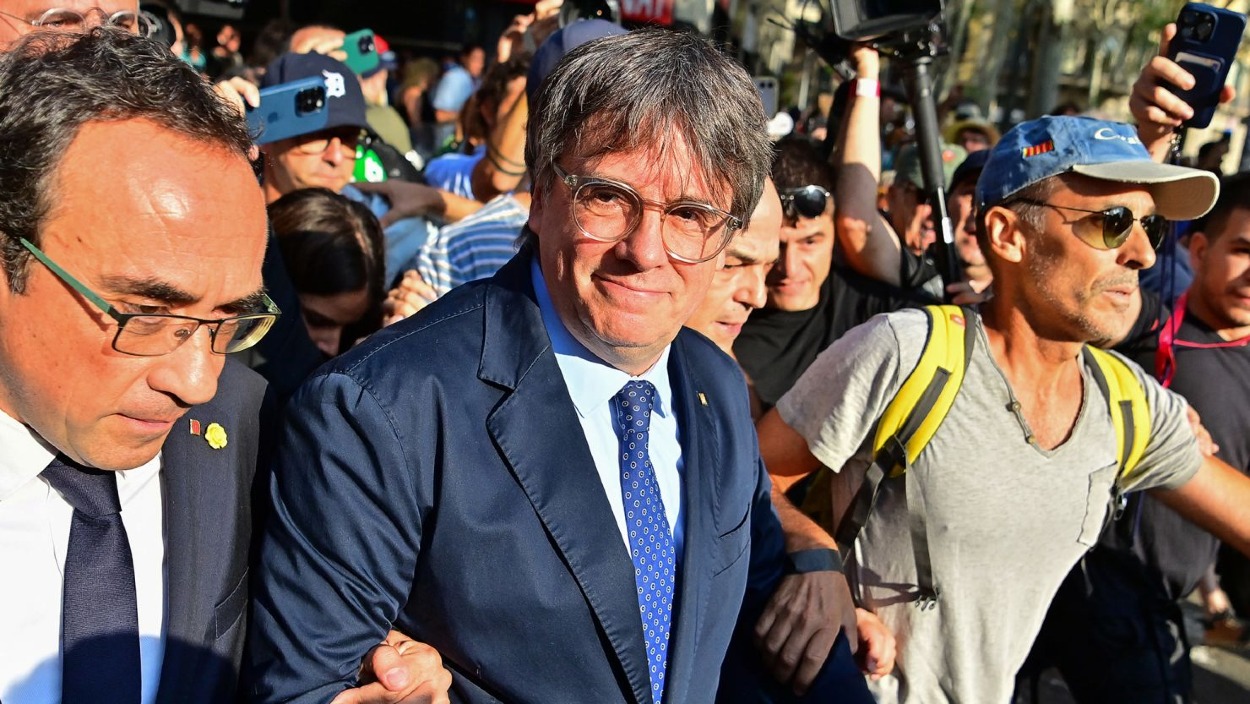 Carles Puigdemont prichádza do katalánskeho parlamentu v Barcelone 8. augusta 2024.