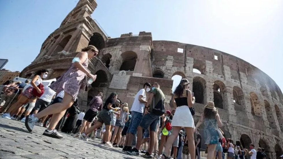 Skupiny turistov čakajúcich na vstup do Kolosea, Rím, 14. augusta 2021.