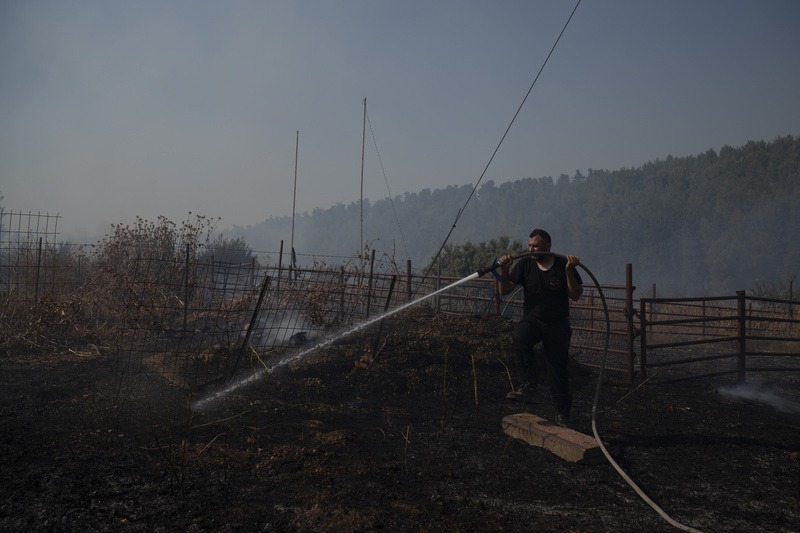 Izraelský hasič likviduje požiar blízko haníc s Libanonen, 12. júna 2024. Libanonské šiitske hnutie Hizballáh uskutočnilo dronový útok na izraelské ciele.