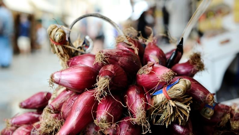 Okrem skvelých pláží a úžasných západov slnka je Tropea známa aj červenou cibuľou Tropea – la Cipolla Rossa di Tropea. 